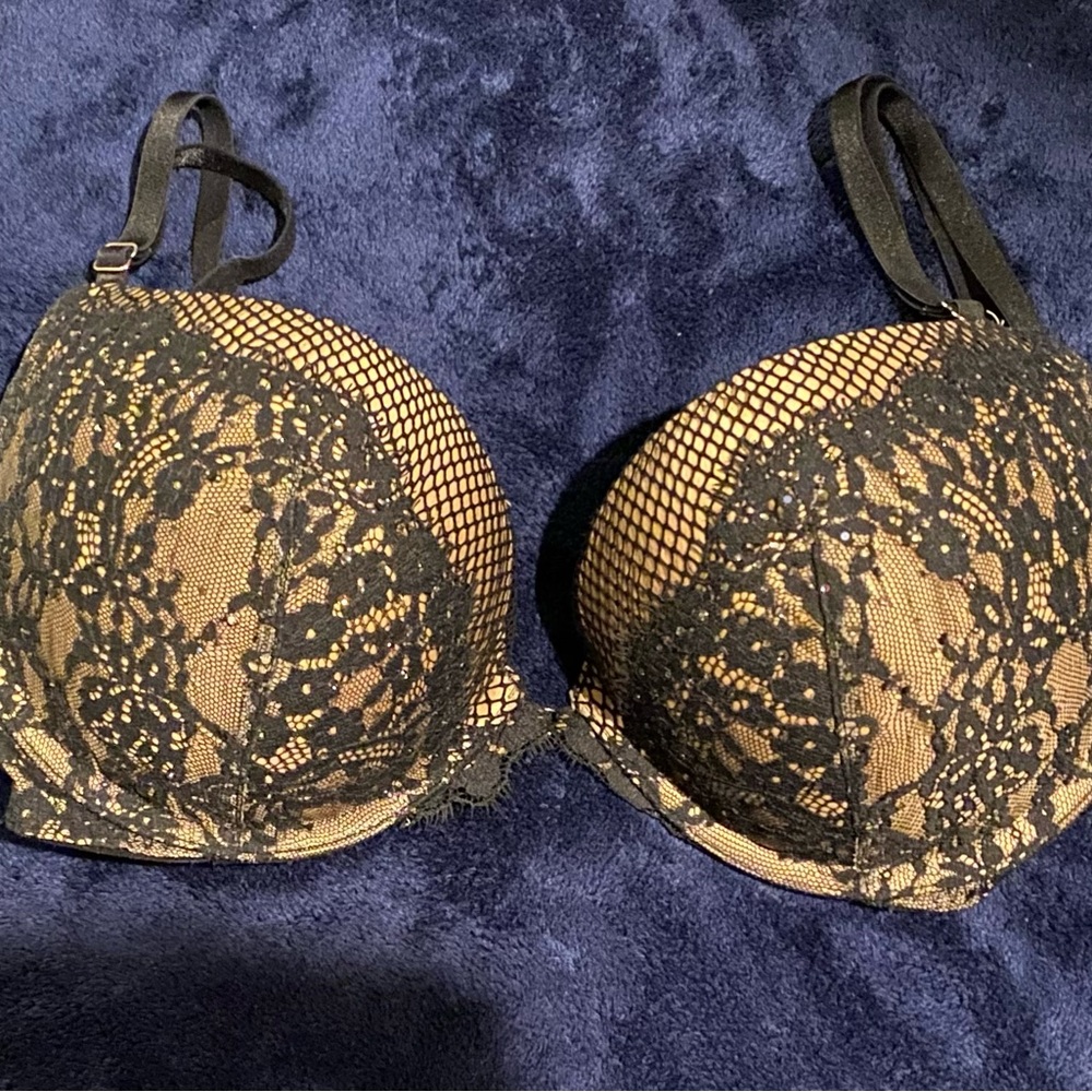 Victoria secret Bra . Size 34DD no tears, holes or gems missing. Beautiful